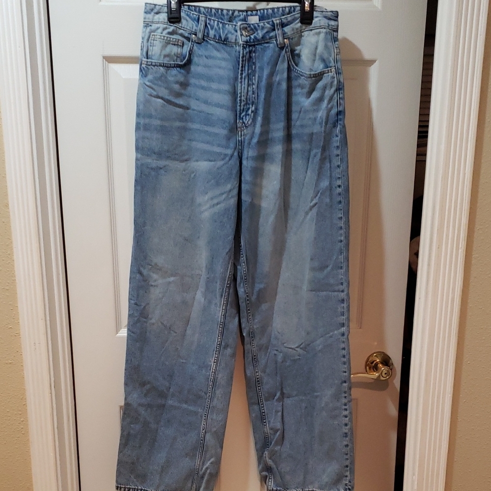 Divided Woman's Relaxed Denim Jeans in Light Blue. Size 10